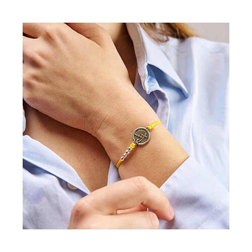 Religiöse Armbänder als Ausdruck von Stil und persönlicher Bedeutung im Alltag Religiöse Armbänder als Ausdruck von Stil und persönlicher Bedeutung im Alltag