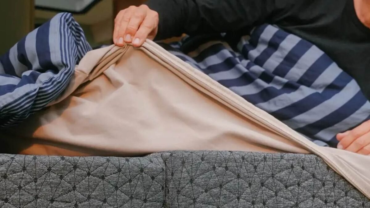 Warum rutscht Ihr Spannbettlaken? 7 Lösungen für perfekten Sitz im Jahr 2026