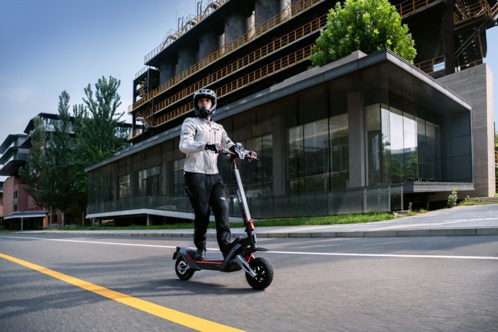 E-Scooter Reichweite: Wie weit kommt ein E-Scooter wirklich? E-Scooter Reichweite: Wie weit kommt ein E-Scooter wirklich?