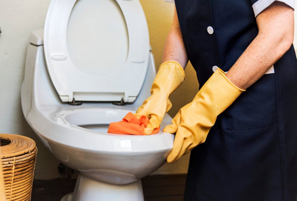 Toilette verstopft: Wann eine Rohrreinigung vom Fachbetrieb sinnvoll ist